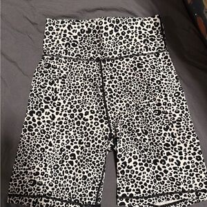 Chic Leopard Print Women's Athletic Shorts